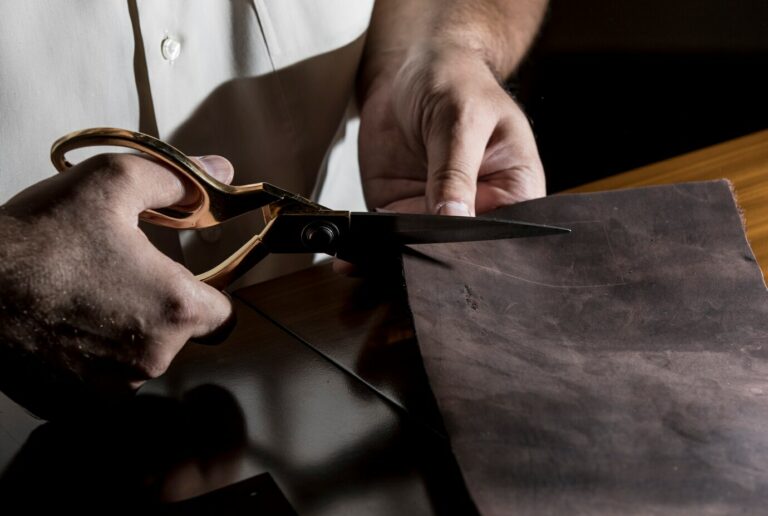 inside-leather-bag-factories-the-leather-bag-making-process